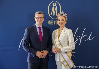 Marszałek Województwa Lubuskiego Sebastian Ciemnoczołowski oraz „Ambasadorka Województwa Lubuskiego” Oliwia Mikulska - Miss Polski 2025.