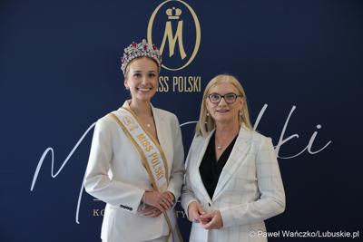 Pamiątkowe zdjęcie z „Ambasadorką Województwa Lubuskiego” Oliwią Mikulską - Miss Polski 2025