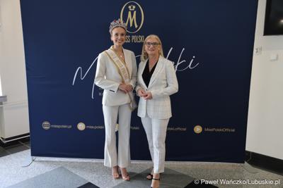 Pamiątkowe zdjęcie z „Ambasadorką Województwa Lubuskiego” Oliwią Mikulską - Miss Polski 2025