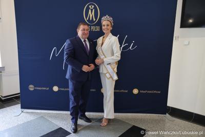 Pamiątkowe zdjęcie z „Ambasadorką Województwa Lubuskiego” Oliwią Mikulską - Miss Polski 2025