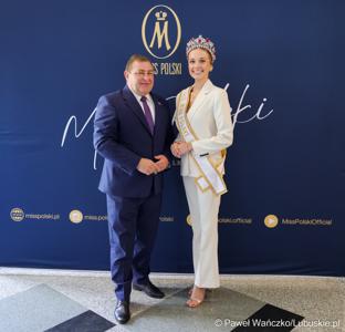 Pamiątkowe zdjęcie z „Ambasadorką Województwa Lubuskiego” Oliwią Mikulską - Miss Polski 2025