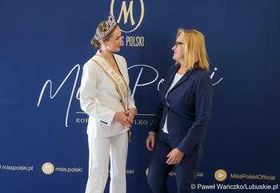 Pamiątkowe zdjęcie z „Ambasadorką Województwa Lubuskiego” Oliwią Mikulską - Miss Polski 2025