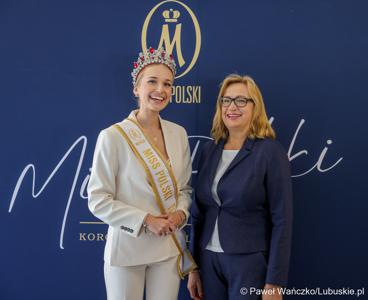 Pamiątkowe zdjęcie z „Ambasadorką Województwa Lubuskiego” Oliwią Mikulską - Miss Polski 2025