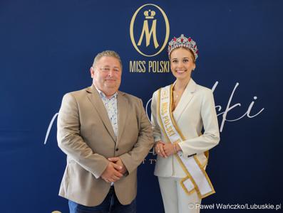 Pamiątkowe zdjęcie z „Ambasadorką Województwa Lubuskiego” Oliwią Mikulską - Miss Polski 2025