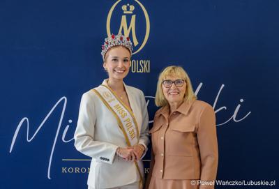 Pamiątkowe zdjęcie z „Ambasadorką Województwa Lubuskiego” Oliwią Mikulską - Miss Polski 2025