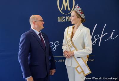 Pamiątkowe zdjęcie z „Ambasadorką Województwa Lubuskiego” Oliwią Mikulską - Miss Polski 2025
