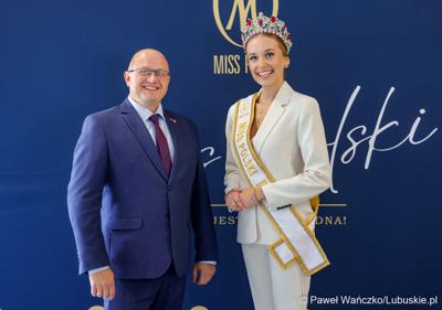 Pamiątkowe zdjęcie z „Ambasadorką Województwa Lubuskiego” Oliwią Mikulską - Miss Polski 2025