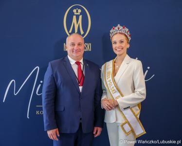 Pamiątkowe zdjęcie z „Ambasadorką Województwa Lubuskiego” Oliwią Mikulską - Miss Polski 2025