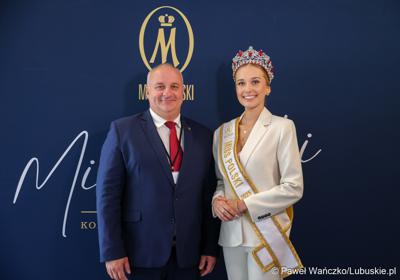Pamiątkowe zdjęcie z „Ambasadorką Województwa Lubuskiego” Oliwią Mikulską - Miss Polski 2025