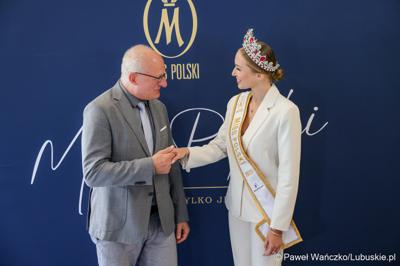 Pamiątkowe zdjęcie z „Ambasadorką Województwa Lubuskiego” Oliwią Mikulską - Miss Polski 2025