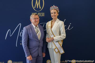 Pamiątkowe zdjęcie z „Ambasadorką Województwa Lubuskiego” Oliwią Mikulską - Miss Polski 2025