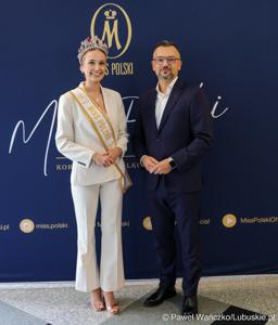 Pamiątkowe zdjęcie z „Ambasadorką Województwa Lubuskiego” Oliwią Mikulską - Miss Polski 2025