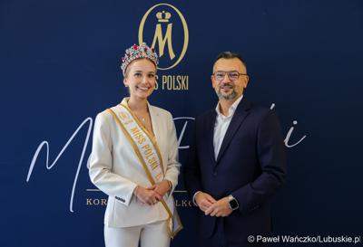 Pamiątkowe zdjęcie z „Ambasadorką Województwa Lubuskiego” Oliwią Mikulską - Miss Polski 2025