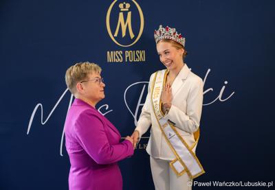 Pamiątkowe zdjęcie z „Ambasadorką Województwa Lubuskiego” Oliwią Mikulską - Miss Polski 2025