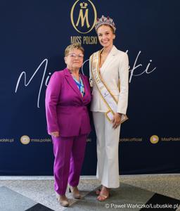 Pamiątkowe zdjęcie z „Ambasadorką Województwa Lubuskiego” Oliwią Mikulską - Miss Polski 2025