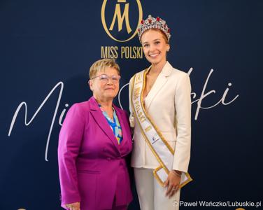 Pamiątkowe zdjęcie z „Ambasadorką Województwa Lubuskiego” Oliwią Mikulską - Miss Polski 2025
