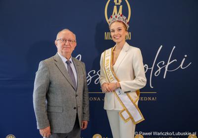Pamiątkowe zdjęcie z „Ambasadorką Województwa Lubuskiego” Oliwią Mikulską - Miss Polski 2025