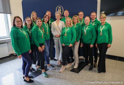 Pamiątkowe zdjęcie z „Ambasadorką Województwa Lubuskiego” Oliwią Mikulską - Miss Polski 2025