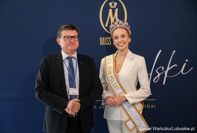 Pamiątkowe zdjęcie z „Ambasadorką Województwa Lubuskiego” Oliwią Mikulską - Miss Polski 2025