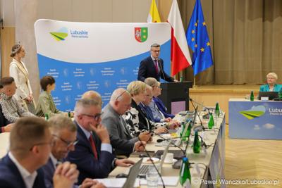 Marszałek Województwa Lubuskiego Sebastian Ciemnoczołowski oraz przewodnicząca Sejmiku Anna Synowiec wręczyli tytuł „Ambasadora Województwa Lubuskiego” Oliwii Mikulskiej - Miss Polski 2025.