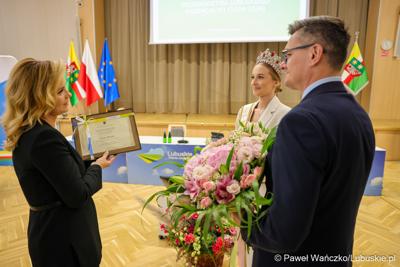 Marszałek Województwa Lubuskiego Sebastian Ciemnoczołowski oraz przewodnicząca Sejmiku Anna Synowiec wręczyli tytuł „Ambasadora Województwa Lubuskiego” Oliwii Mikulskiej - Miss Polski 2025.