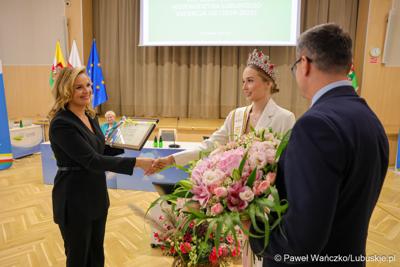 Marszałek Województwa Lubuskiego Sebastian Ciemnoczołowski oraz przewodnicząca Sejmiku Anna Synowiec wręczyli tytuł „Ambasadora Województwa Lubuskiego” Oliwii Mikulskiej - Miss Polski 2025.