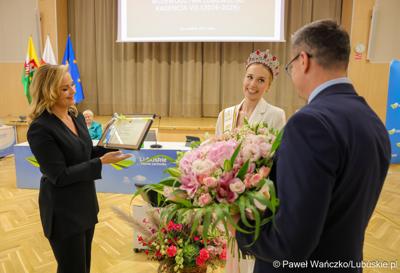 Marszałek Województwa Lubuskiego Sebastian Ciemnoczołowski oraz przewodnicząca Sejmiku Anna Synowiec wręczyli tytuł „Ambasadora Województwa Lubuskiego” Oliwii Mikulskiej - Miss Polski 2025.