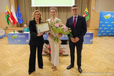 Marszałek Województwa Lubuskiego Sebastian Ciemnoczołowski oraz przewodnicząca Sejmiku Anna Synowiec wręczyli tytuł „Ambasadora Województwa Lubuskiego” Oliwii Mikulskiej - Miss Polski 2025.
