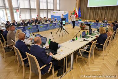 Marszałek Województwa Lubuskiego Sebastian Ciemnoczołowski oraz przewodnicząca Sejmiku Anna Synowiec wręczyli tytuł „Ambasadora Województwa Lubuskiego” Oliwii Mikulskiej - Miss Polski 2025.