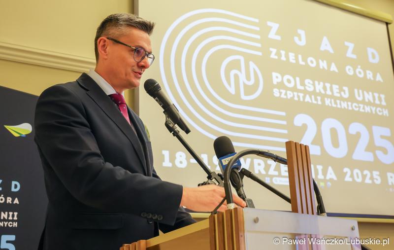 Marszałek województwa Sebastian Ciemnoczołowski przemawia podczas posiedzenia Polskiej Unii Szpitali Klinicznych