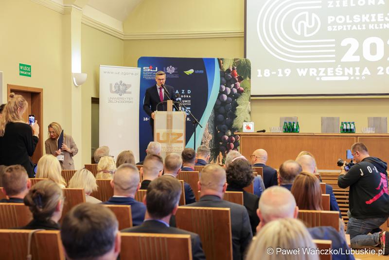 Marszałek województwa Sebastian Ciemnoczołowski przemawia podczas posiedzenia Polskiej Unii Szpitali Klinicznych