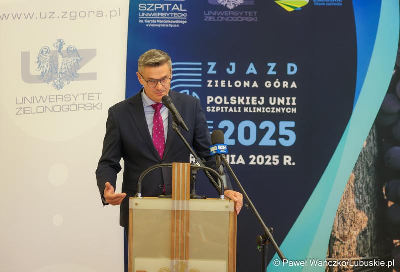 Marszałek województwa Sebastian Ciemnoczołowski przemawia podczas posiedzenia Polskiej Unii Szpitali Klinicznych