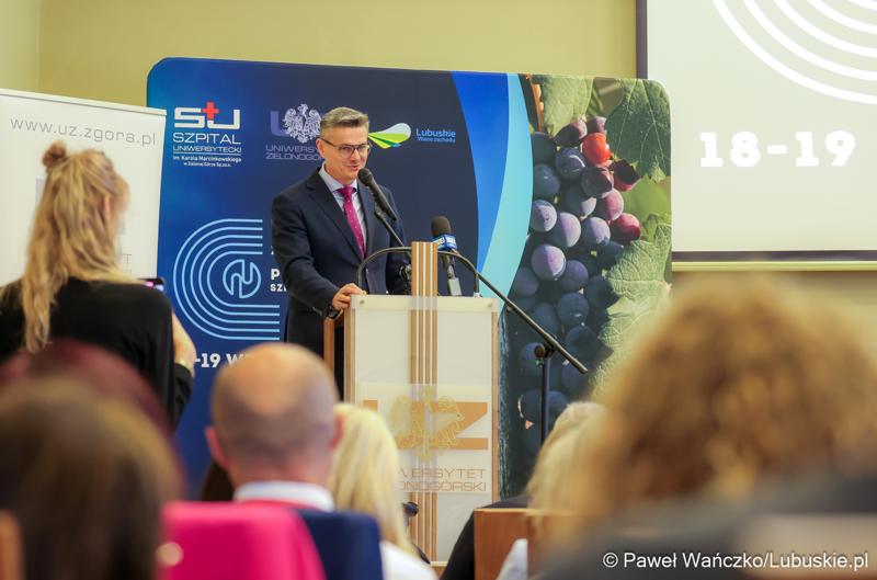 Marszałek województwa Sebastian Ciemnoczołowski przemawia podczas posiedzenia Polskiej Unii Szpitali Klinicznych