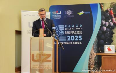 Marszałek województwa Sebastian Ciemnoczołowski przemawia podczas posiedzenia Polskiej Unii Szpitali Klinicznych