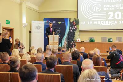 Marszałek województwa Sebastian Ciemnoczołowski przemawia podczas posiedzenia Polskiej Unii Szpitali Klinicznych