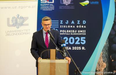 Marszałek województwa Sebastian Ciemnoczołowski przemawia podczas posiedzenia Polskiej Unii Szpitali Klinicznych