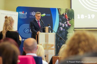 Marszałek województwa Sebastian Ciemnoczołowski przemawia podczas posiedzenia Polskiej Unii Szpitali Klinicznych