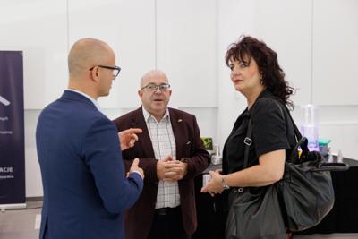 Kongres Gospodarczy to jedno z najważniejszych spotkań świata biznesu, samorządu i nauki w Lubuskiem. To właśnie tu uczestnicy szukają inspiracji, nowych technologii i kierunków rozwoju, skupiając się na kluczowych specjalizacjach regionu: innowacyjnym przemyśle, zielonej gospodarce oraz zdrowiu i jakości życia.