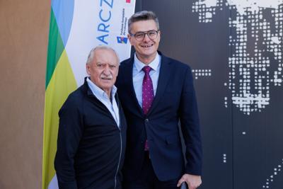 Kongres Gospodarczy to jedno z najważniejszych spotkań świata biznesu, samorządu i nauki w Lubuskiem. To właśnie tu uczestnicy szukają inspiracji, nowych technologii i kierunków rozwoju, skupiając się na kluczowych specjalizacjach regionu: innowacyjnym przemyśle, zielonej gospodarce oraz zdrowiu i jakości życia.