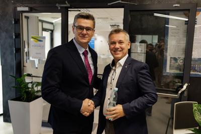 Kongres Gospodarczy to jedno z najważniejszych spotkań świata biznesu, samorządu i nauki w Lubuskiem. To właśnie tu uczestnicy szukają inspiracji, nowych technologii i kierunków rozwoju, skupiając się na kluczowych specjalizacjach regionu: innowacyjnym przemyśle, zielonej gospodarce oraz zdrowiu i jakości życia.