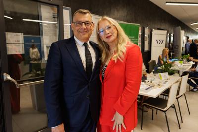 Kongres Gospodarczy to jedno z najważniejszych spotkań świata biznesu, samorządu i nauki w Lubuskiem. To właśnie tu uczestnicy szukają inspiracji, nowych technologii i kierunków rozwoju, skupiając się na kluczowych specjalizacjach regionu: innowacyjnym przemyśle, zielonej gospodarce oraz zdrowiu i jakości życia.