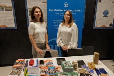 Kongres Gospodarczy to jedno z najważniejszych spotkań świata biznesu, samorządu i nauki w Lubuskiem. To właśnie tu uczestnicy szukają inspiracji, nowych technologii i kierunków rozwoju, skupiając się na kluczowych specjalizacjach regionu: innowacyjnym przemyśle, zielonej gospodarce oraz zdrowiu i jakości życia.