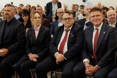 Kongres Gospodarczy to jedno z najważniejszych spotkań świata biznesu, samorządu i nauki w Lubuskiem. To właśnie tu uczestnicy szukają inspiracji, nowych technologii i kierunków rozwoju, skupiając się na kluczowych specjalizacjach regionu: innowacyjnym przemyśle, zielonej gospodarce oraz zdrowiu i jakości życia.