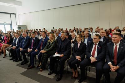 Kongres Gospodarczy to jedno z najważniejszych spotkań świata biznesu, samorządu i nauki w Lubuskiem. To właśnie tu uczestnicy szukają inspiracji, nowych technologii i kierunków rozwoju, skupiając się na kluczowych specjalizacjach regionu: innowacyjnym przemyśle, zielonej gospodarce oraz zdrowiu i jakości życia.