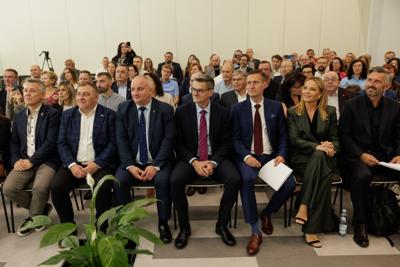 Kongres Gospodarczy to jedno z najważniejszych spotkań świata biznesu, samorządu i nauki w Lubuskiem. To właśnie tu uczestnicy szukają inspiracji, nowych technologii i kierunków rozwoju, skupiając się na kluczowych specjalizacjach regionu: innowacyjnym przemyśle, zielonej gospodarce oraz zdrowiu i jakości życia.