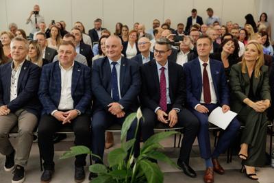 Kongres Gospodarczy to jedno z najważniejszych spotkań świata biznesu, samorządu i nauki w Lubuskiem. To właśnie tu uczestnicy szukają inspiracji, nowych technologii i kierunków rozwoju, skupiając się na kluczowych specjalizacjach regionu: innowacyjnym przemyśle, zielonej gospodarce oraz zdrowiu i jakości życia.
