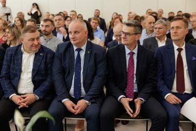 Kongres Gospodarczy to jedno z najważniejszych spotkań świata biznesu, samorządu i nauki w Lubuskiem. To właśnie tu uczestnicy szukają inspiracji, nowych technologii i kierunków rozwoju, skupiając się na kluczowych specjalizacjach regionu: innowacyjnym przemyśle, zielonej gospodarce oraz zdrowiu i jakości życia.