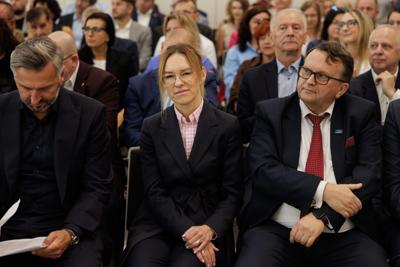 Kongres Gospodarczy to jedno z najważniejszych spotkań świata biznesu, samorządu i nauki w Lubuskiem. To właśnie tu uczestnicy szukają inspiracji, nowych technologii i kierunków rozwoju, skupiając się na kluczowych specjalizacjach regionu: innowacyjnym przemyśle, zielonej gospodarce oraz zdrowiu i jakości życia.