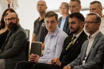 Kongres Gospodarczy to jedno z najważniejszych spotkań świata biznesu, samorządu i nauki w Lubuskiem. To właśnie tu uczestnicy szukają inspiracji, nowych technologii i kierunków rozwoju, skupiając się na kluczowych specjalizacjach regionu: innowacyjnym przemyśle, zielonej gospodarce oraz zdrowiu i jakości życia.