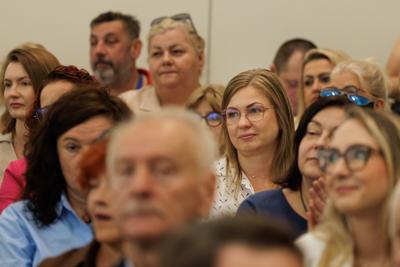 Kongres Gospodarczy to jedno z najważniejszych spotkań świata biznesu, samorządu i nauki w Lubuskiem. To właśnie tu uczestnicy szukają inspiracji, nowych technologii i kierunków rozwoju, skupiając się na kluczowych specjalizacjach regionu: innowacyjnym przemyśle, zielonej gospodarce oraz zdrowiu i jakości życia.